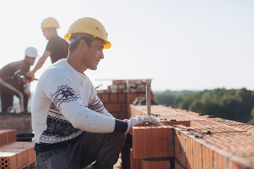 How Local Experts Influence Construction Quality in Urban Projects